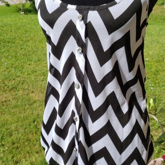 Cute black and white button shirt - Picture 6 of 6